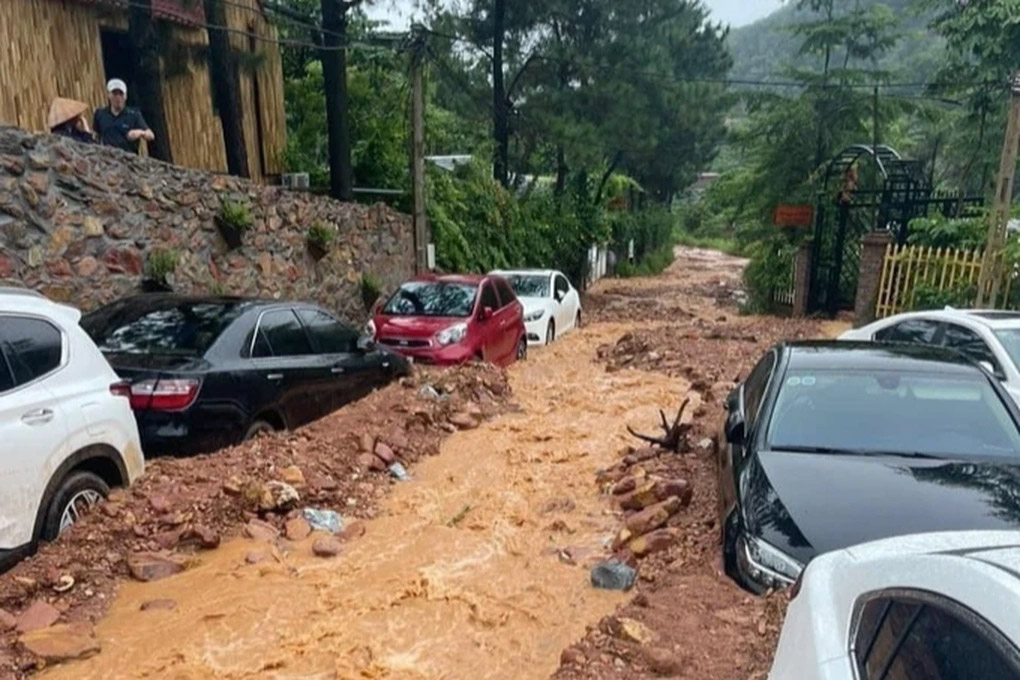 Ô tô bị đất đá vùi lấp là coi như mất trắng?-1