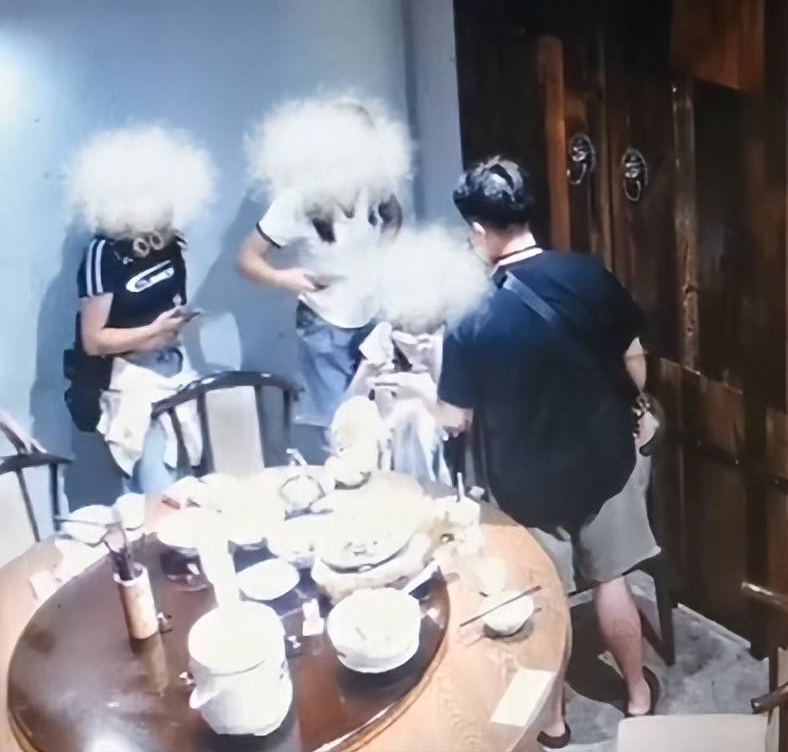 Cô gái đăng clip bị người đàn ông lạ mặt bắt tiếp rượu, cảnh sát vào cuộc mới ngã ngửa với âm mưu phía sau-4