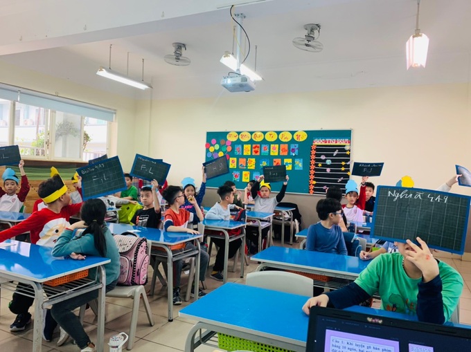 Mẹ khóc nức nở sau 2 ngày con học trường công: Mẹ hại con rồi phải không?-1