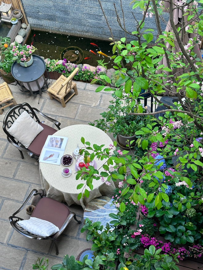 Biệt thự rộng 400m2, sân và bên hông nhà trồng đủ loại cây khiến chủ nhân nghĩ đang sống trong rừng-13