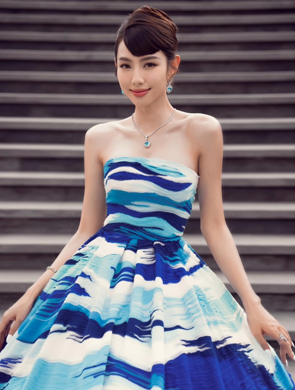 Hoa hậu Thuỳ Tiên bị team qua đường bắt gặp, nhan sắc không son phấn ra sao?-5