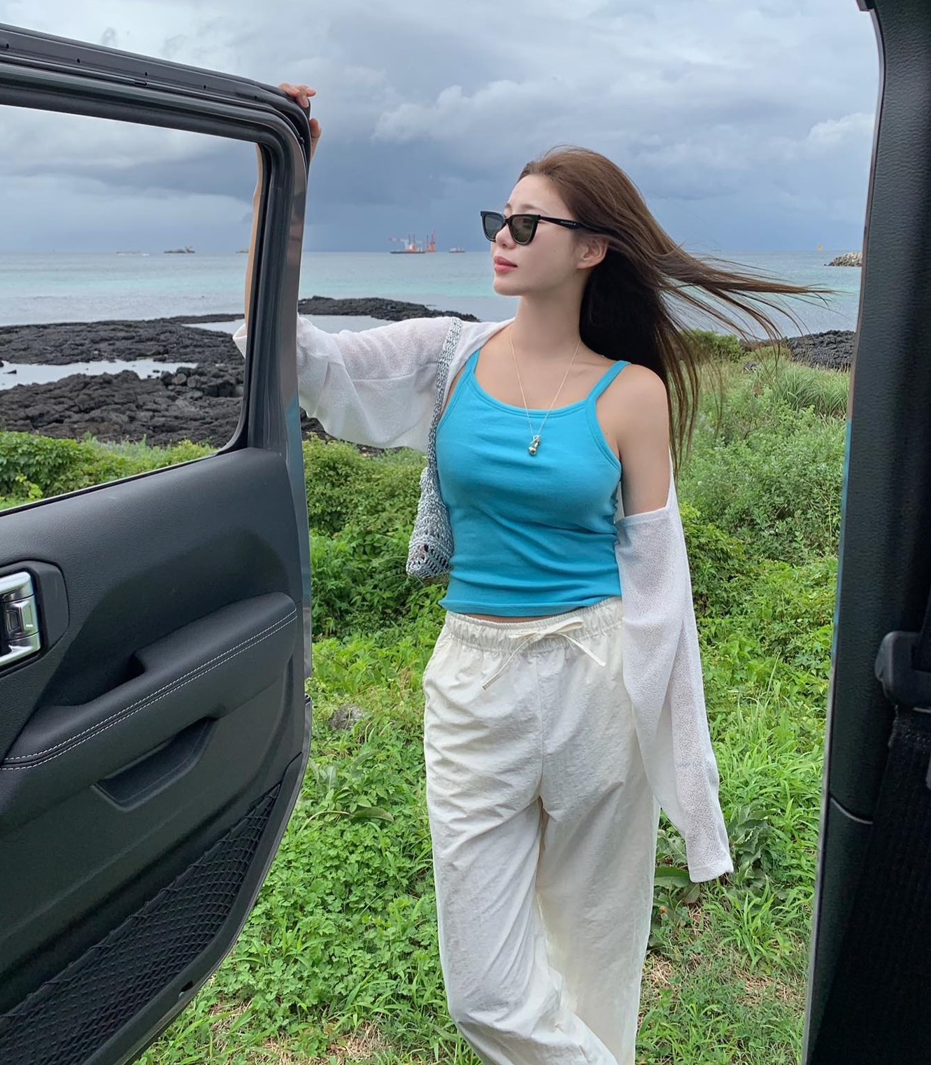 Gợi ý 10 bộ đồ màu sắc nổi bật giúp trẻ hóa phong cách-7