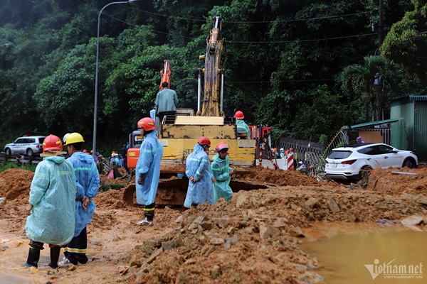 Khoảnh khắc hàng tấn đất đá rơi trúng ô tô đang chạy trên quốc lộ ở Hoà Bình-1