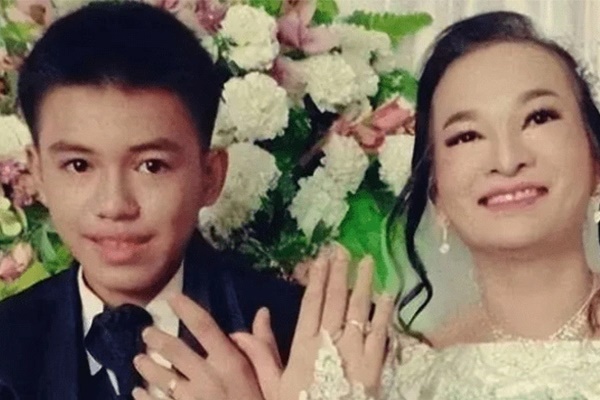 Đám cưới gây rúng động Indonesia khi cô dâu là bạn thân của mẹ chú rể-2