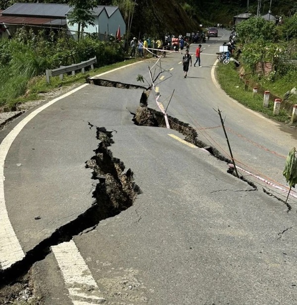Lạnh người nhìn cảnh mặt đường ở Lai Châu đứt gãy sau mưa lớn-1