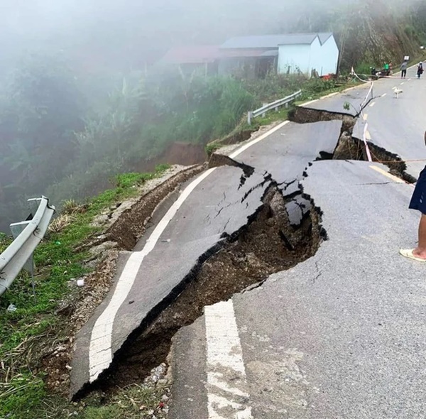 Lạnh người nhìn cảnh mặt đường ở Lai Châu đứt gãy sau mưa lớn-2