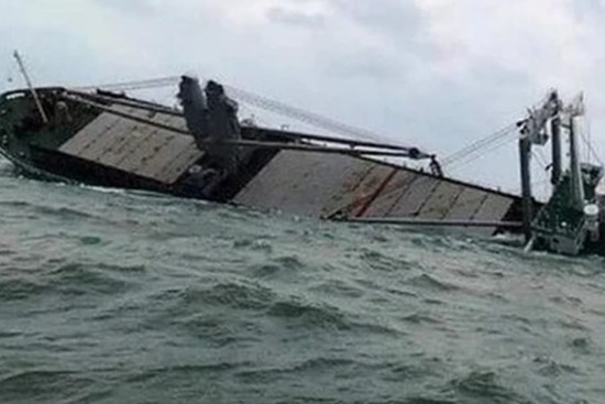 Phát hiện mảnh vỡ tàu cá, 3 người trong gia đình mất tích