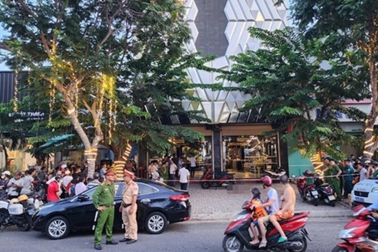 Mâu thuẫn trong lúc tính tiền, nhân viên quán karaoke chém khách tử vong