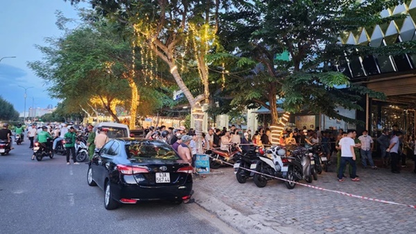 Mâu thuẫn trong lúc tính tiền, nhân viên quán karaoke chém khách tử vong-2