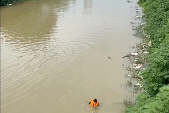 Tìm kiếm nữ công nhân rơi xuống sông mất tích ở Hà Nội