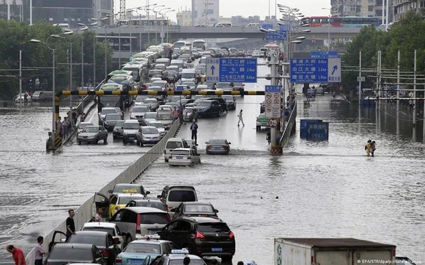 Đợt mưa lũ kỷ lục bộc lộ hạn chế của thành phố bọt biển ở Trung Quốc-1