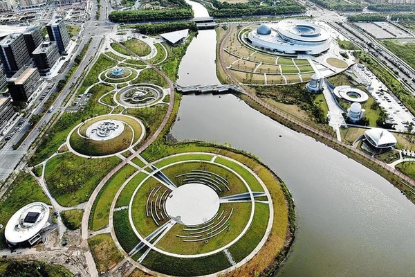 Mưa tuôn xối xả như thác lũ, hàng trăm du khách vừa xuống núi vừa run sợ-5