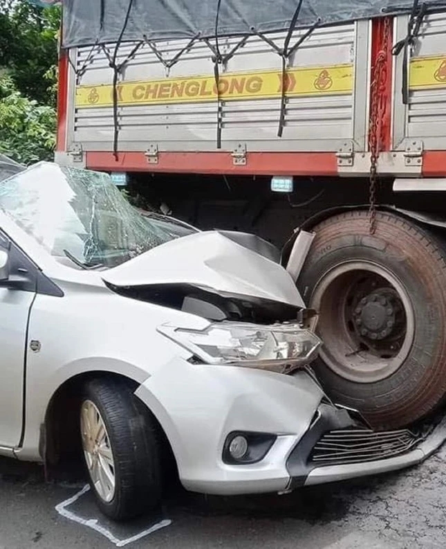 Kinh hãi cảnh xe tải mất phanh đè xe tập lái bẹp đầu-1