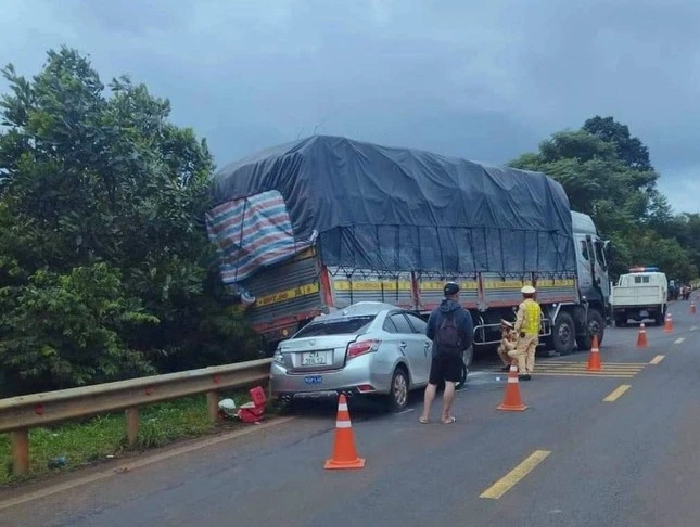 Kinh hãi cảnh xe tải mất phanh đè xe tập lái bẹp đầu-2