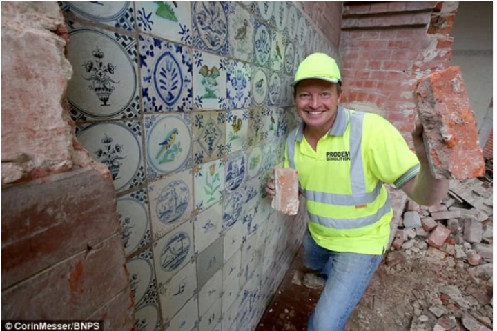 Đang phá dỡ nhà, người đàn ông phát hiện kho báu tiền tỷ sau bức tường-1