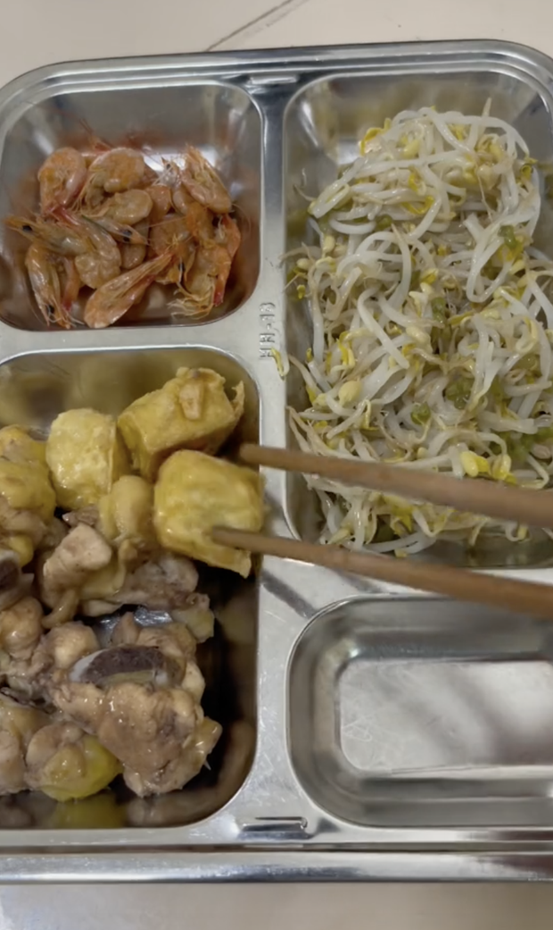 Loạt mâm cơm 26.000 đồng của anh nuôi” gây bão-4