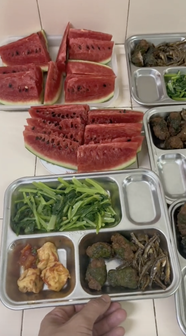 Loạt mâm cơm 26.000 đồng của anh nuôi” gây bão-5