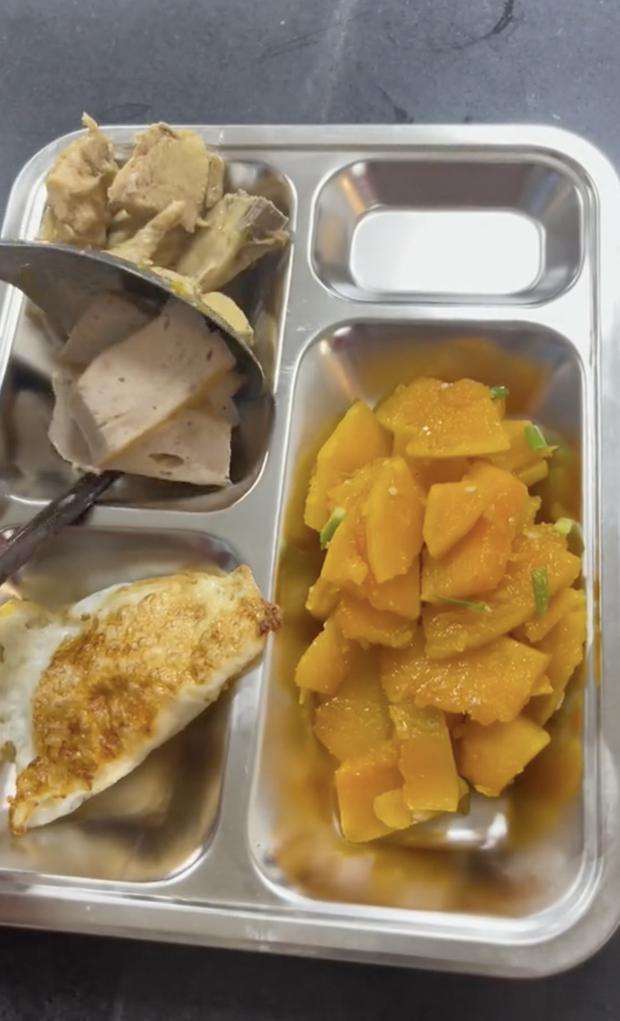 Loạt mâm cơm 26.000 đồng của anh nuôi” gây bão-6