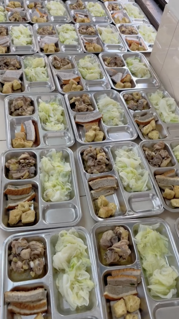 Loạt mâm cơm 26.000 đồng của anh nuôi” gây bão-7