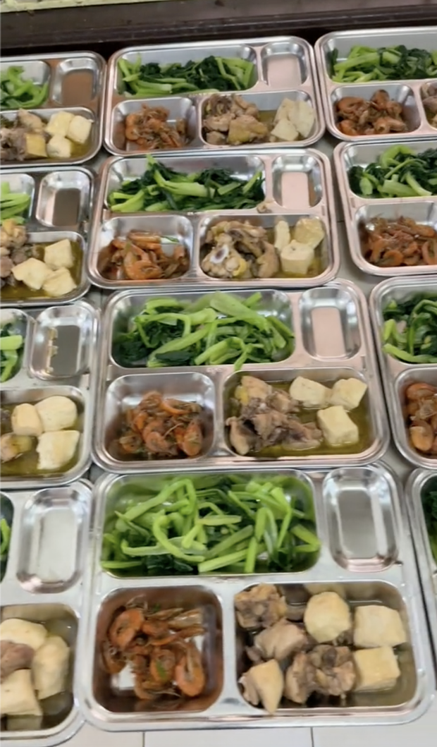 Loạt mâm cơm 26.000 đồng của anh nuôi” gây bão-8