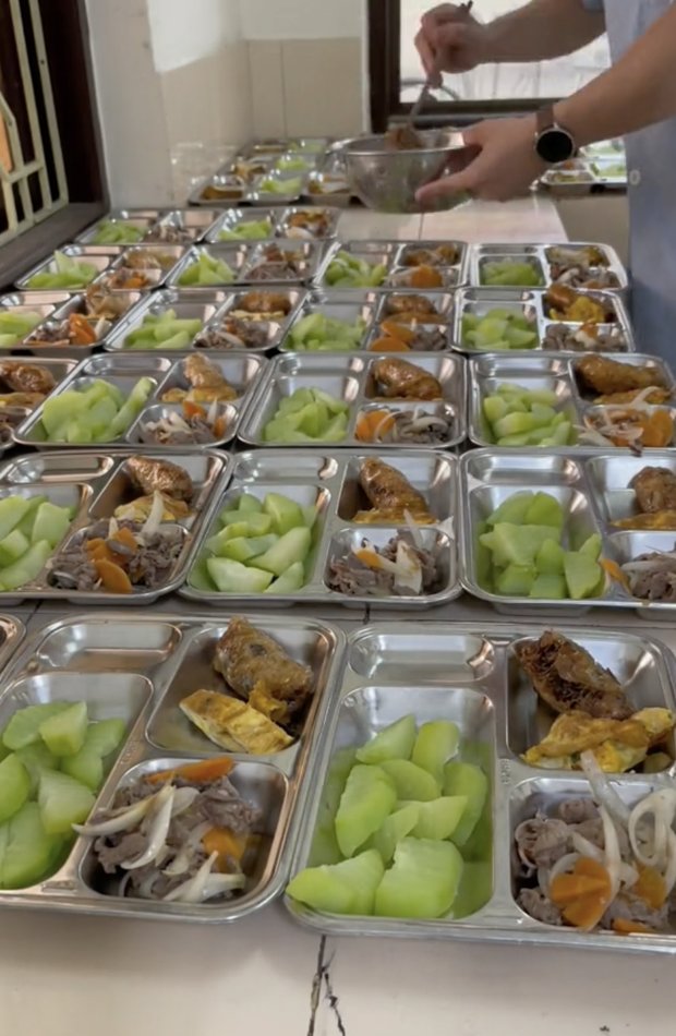 Loạt mâm cơm 26.000 đồng của anh nuôi” gây bão-9