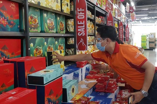 Bánh trung thu lạ bán sớm, tưởng không ai mua hóa ra cháy hàng-4