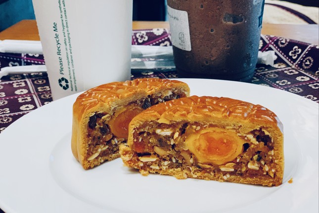 Bánh trung thu lạ bán sớm, tưởng không ai mua hóa ra cháy hàng-3