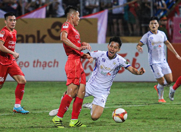 Văn Hậu tự nhận chưa kiềm chế được cảm xúc nên sút bóng trúng CĐV, tặng áo xin lỗi sau trận đấu-10