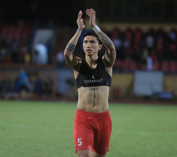 Văn Hậu tự nhận chưa kiềm chế được cảm xúc nên sút bóng trúng CĐV, tặng áo xin lỗi sau trận đấu-2