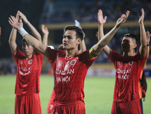 Văn Hậu tự nhận chưa kiềm chế được cảm xúc nên sút bóng trúng CĐV, tặng áo xin lỗi sau trận đấu-4