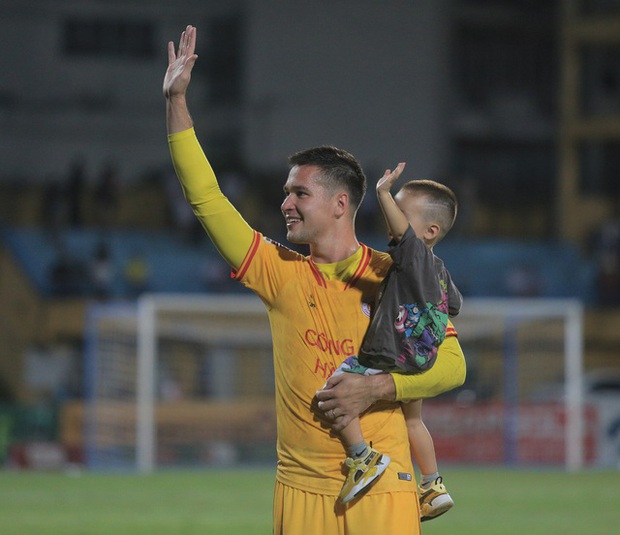 Văn Hậu tự nhận chưa kiềm chế được cảm xúc nên sút bóng trúng CĐV, tặng áo xin lỗi sau trận đấu-6