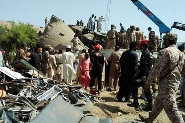 Tàu hỏa trật bánh tại Pakistan khiến hơn 100 người thương vong-1