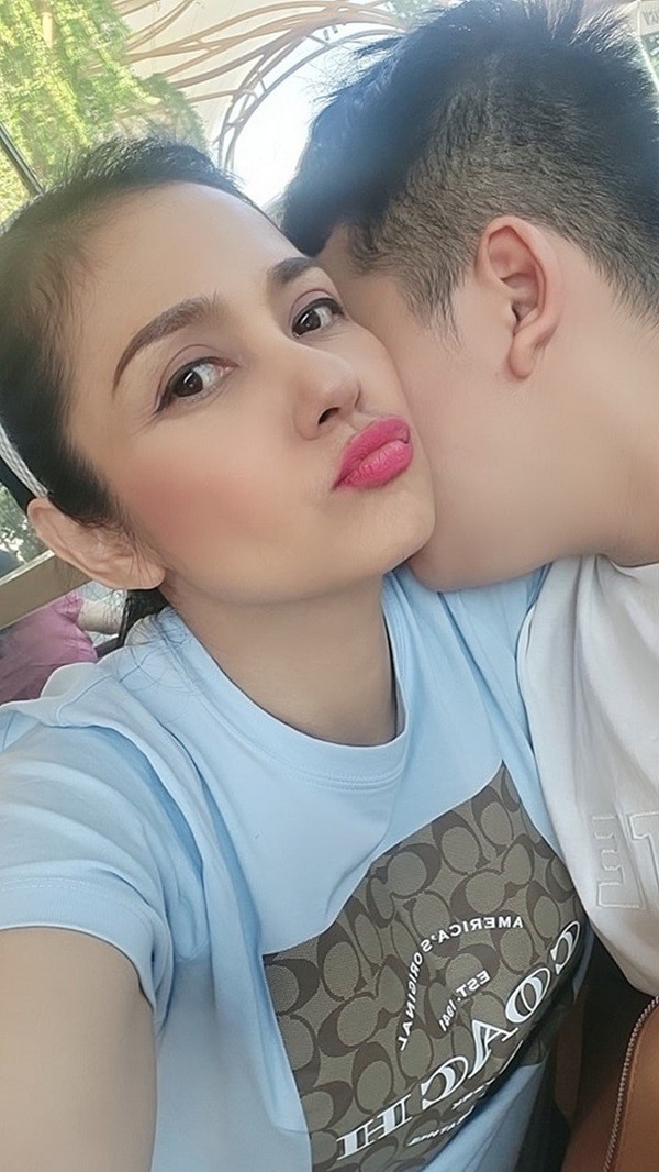 Nữ hoàng nhan sắc thập niên 90 Việt Trinh 51 tuổi thừa nhận mê trai, tựa vai quý tử 14 tuổi, mặc áo, đồng hồ đôi nhí nhảnh-2