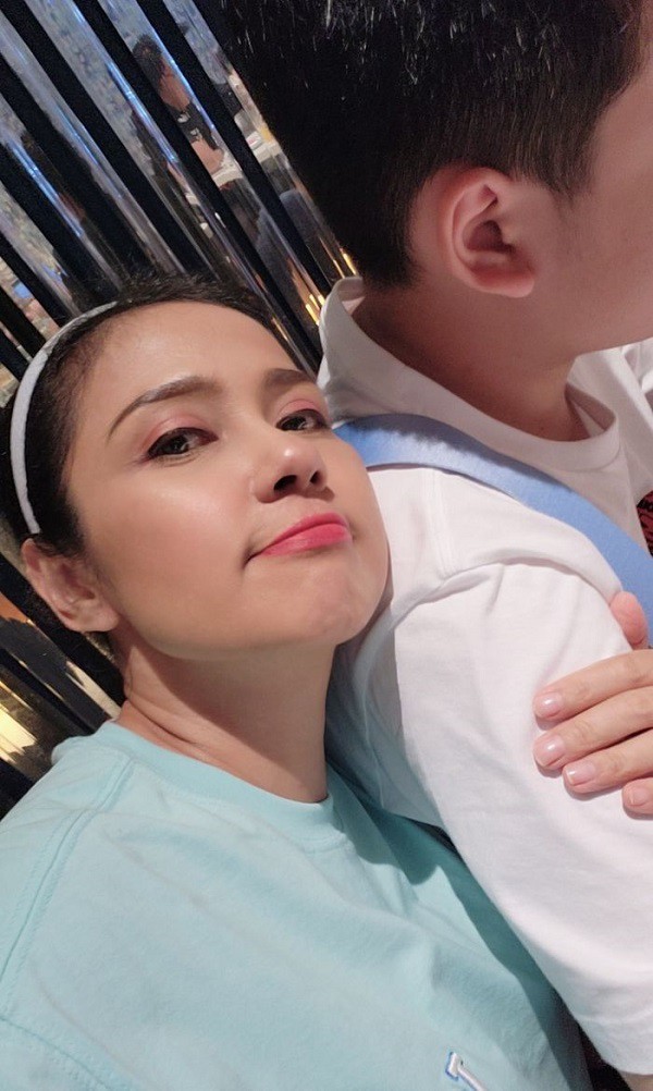 Nữ hoàng nhan sắc thập niên 90 Việt Trinh 51 tuổi thừa nhận mê trai, tựa vai quý tử 14 tuổi, mặc áo, đồng hồ đôi nhí nhảnh-3