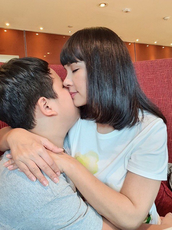 Nữ hoàng nhan sắc thập niên 90 Việt Trinh 51 tuổi thừa nhận mê trai, tựa vai quý tử 14 tuổi, mặc áo, đồng hồ đôi nhí nhảnh-6