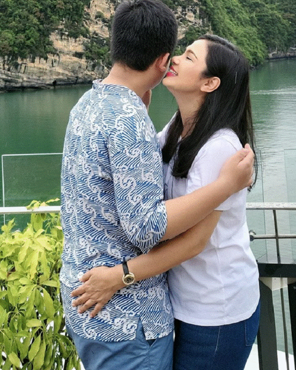 Nữ hoàng nhan sắc thập niên 90 Việt Trinh 51 tuổi thừa nhận mê trai, tựa vai quý tử 14 tuổi, mặc áo, đồng hồ đôi nhí nhảnh-7