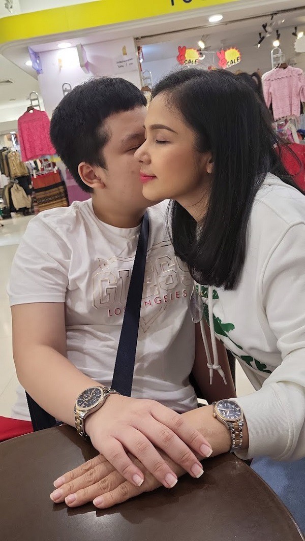 Nữ hoàng nhan sắc thập niên 90 Việt Trinh 51 tuổi thừa nhận mê trai, tựa vai quý tử 14 tuổi, mặc áo, đồng hồ đôi nhí nhảnh-8