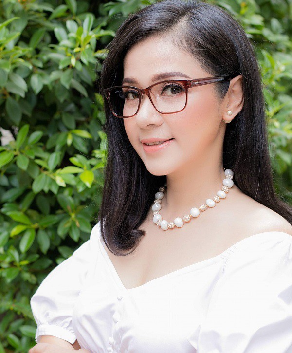 Nữ hoàng nhan sắc thập niên 90 Việt Trinh 51 tuổi thừa nhận mê trai, tựa vai quý tử 14 tuổi, mặc áo, đồng hồ đôi nhí nhảnh-10