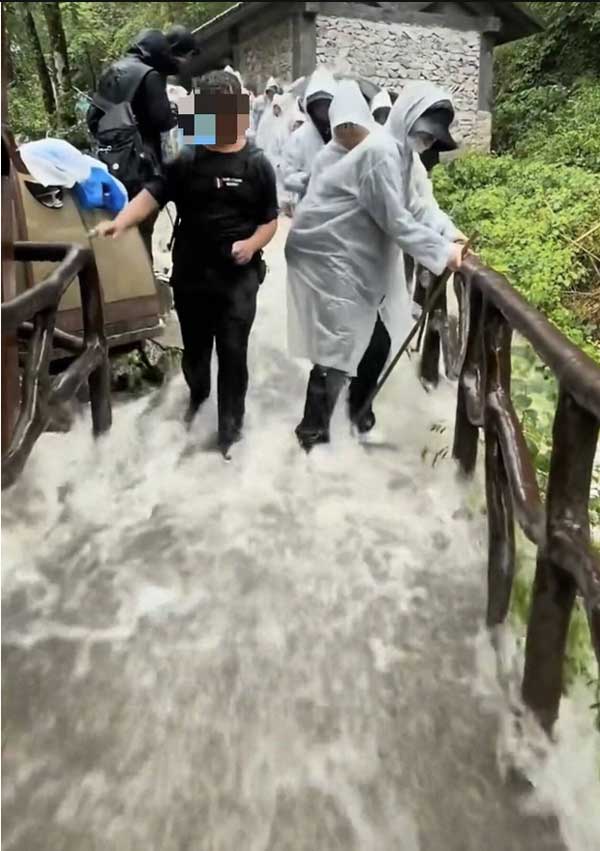 Mưa tuôn xối xả như thác lũ, hàng trăm du khách vừa xuống núi vừa run sợ-1