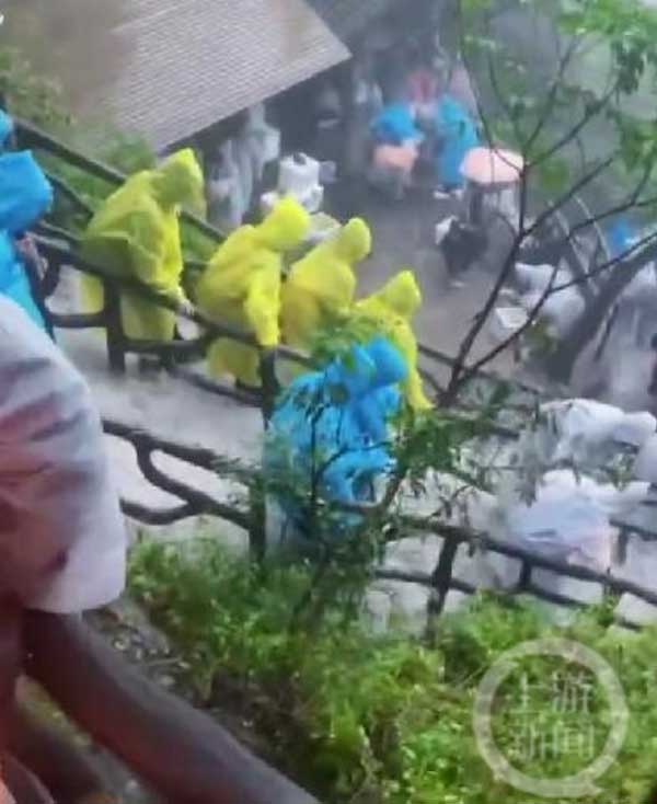 Mưa tuôn xối xả như thác lũ, hàng trăm du khách vừa xuống núi vừa run sợ-2