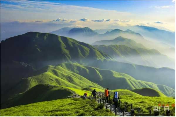 Mưa tuôn xối xả như thác lũ, hàng trăm du khách vừa xuống núi vừa run sợ-3