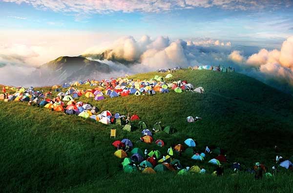 Mưa tuôn xối xả như thác lũ, hàng trăm du khách vừa xuống núi vừa run sợ-4