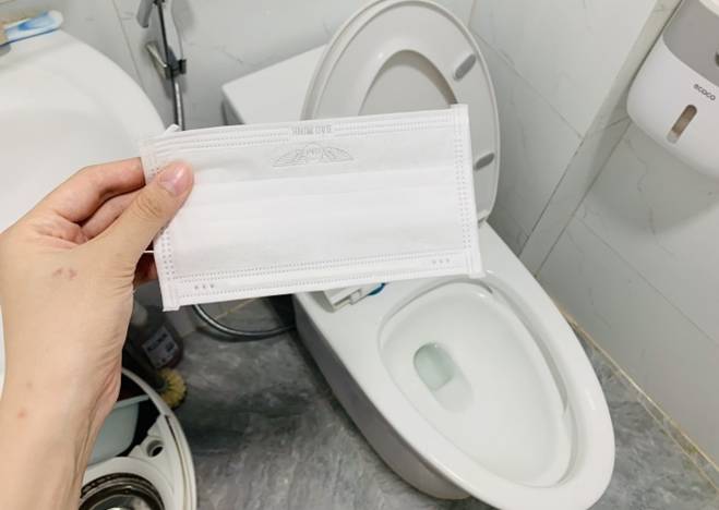 Bỏ khẩu trang vào bể chứa nước bồn cầu có lợi ích gì?-1