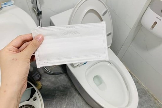 Bỏ khẩu trang vào bể chứa nước bồn cầu có lợi ích gì?