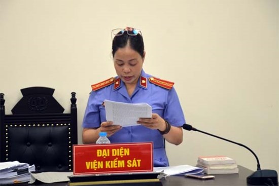 Kiểm sát viên bật khóc khi đọc cáo trạng vụ cháy quán karaoke làm 3 cảnh sát hy sinh