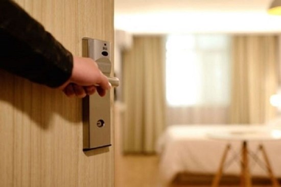 Cửa phòng ngủ nên mở ra hay mở vào?