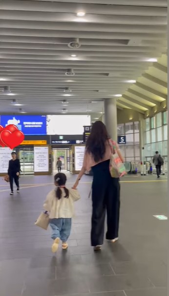 Con gái 3 tuổi nhà Choi Ji Woo gây chú ý khi đi chơi cùng mẹ-2