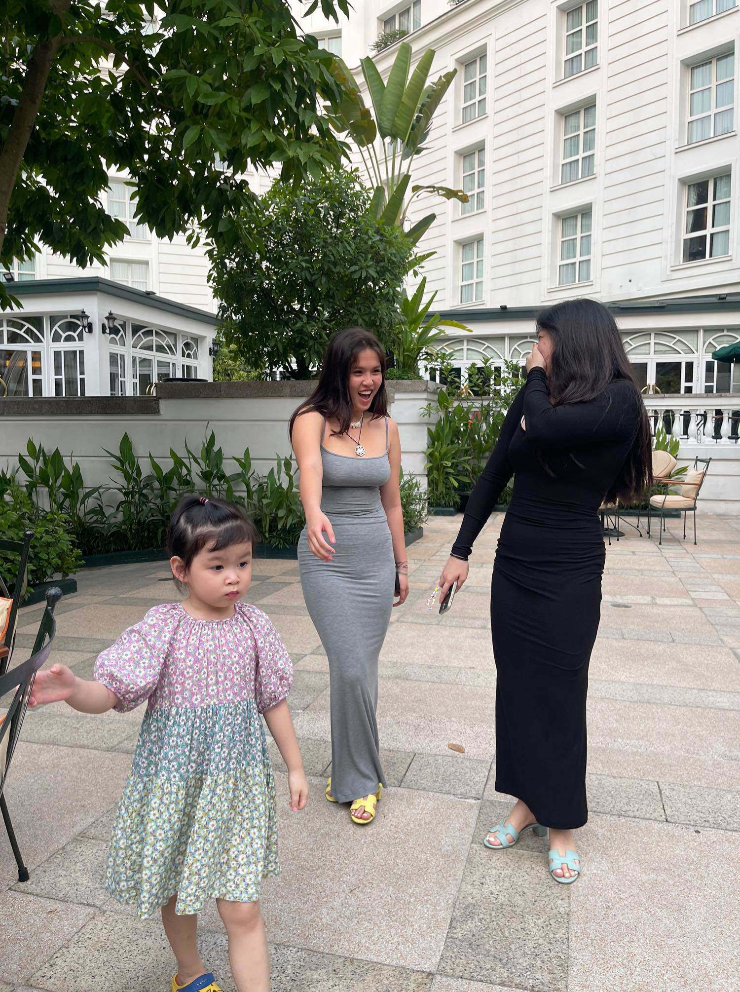 Phượng Chanel khoe con gái 20 tuổi diện cọng thun bốc hơn hoa hậu, CĐM phản ứng thiếu gì cách khoe-11