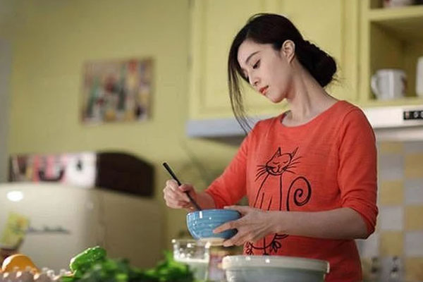 Cháu dâu đang bầu dậy sớm nấu cỗ vẫn bị bác chồng chê, mẹ chồng lại bênh chằm chặp-1