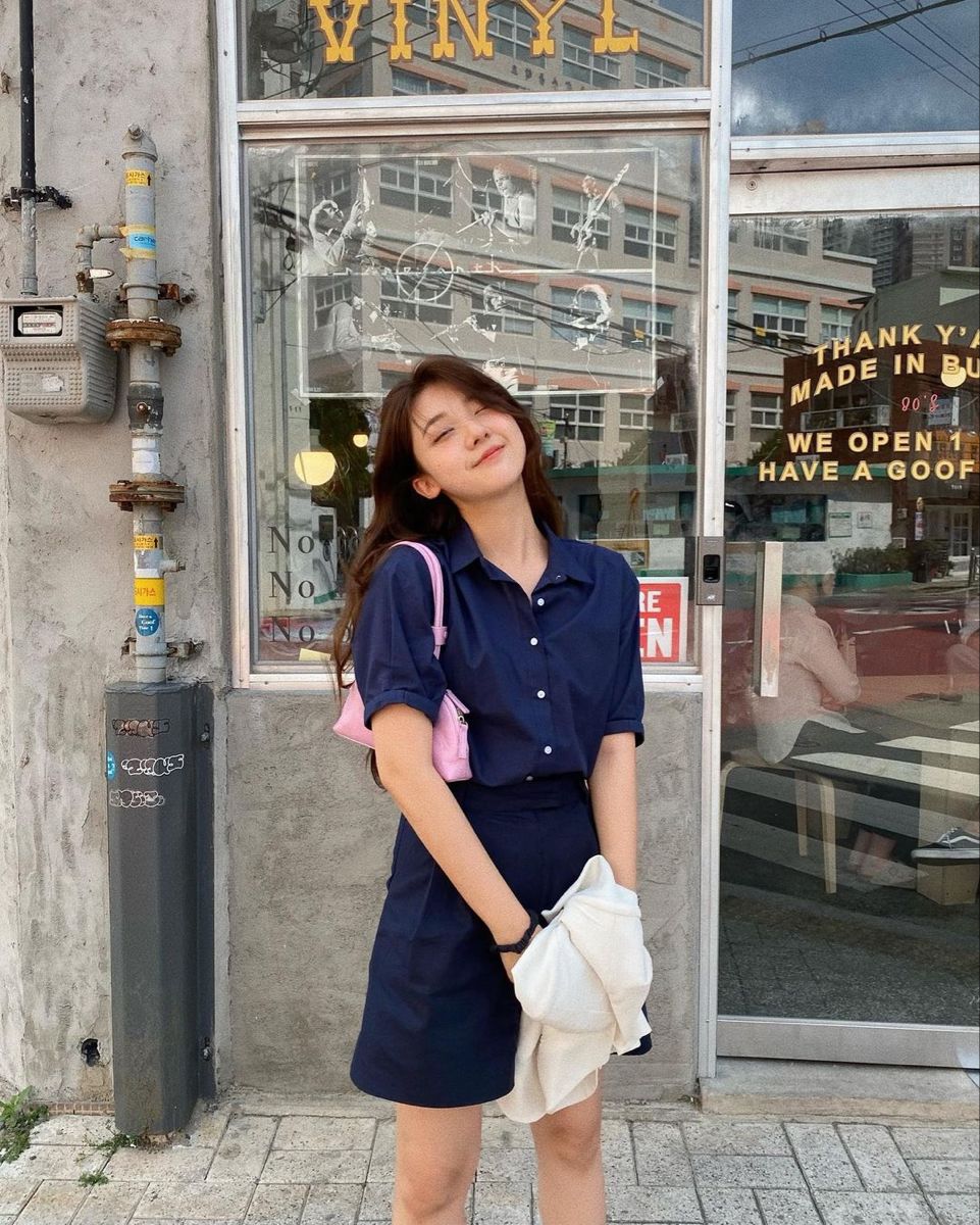 Công thức mặc trẻ hiệu quả cho nàng công sở: áo sơ mi cộc tay + quần đùi ống rộng-5